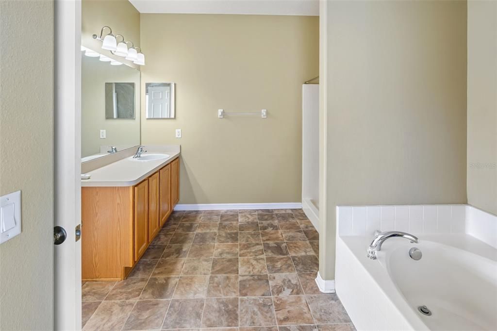 合同活跃: $369,900 (4 贝兹, 2 浴室, 2255 平方英尺)