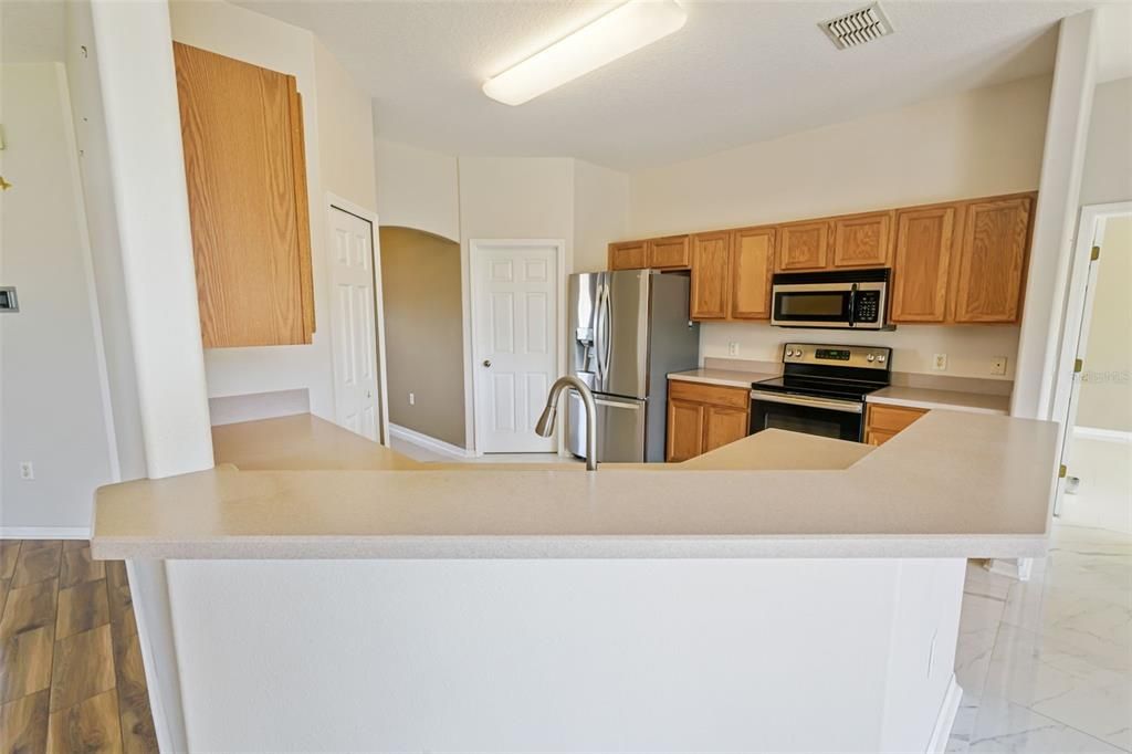 合同活跃: $369,900 (4 贝兹, 2 浴室, 2255 平方英尺)