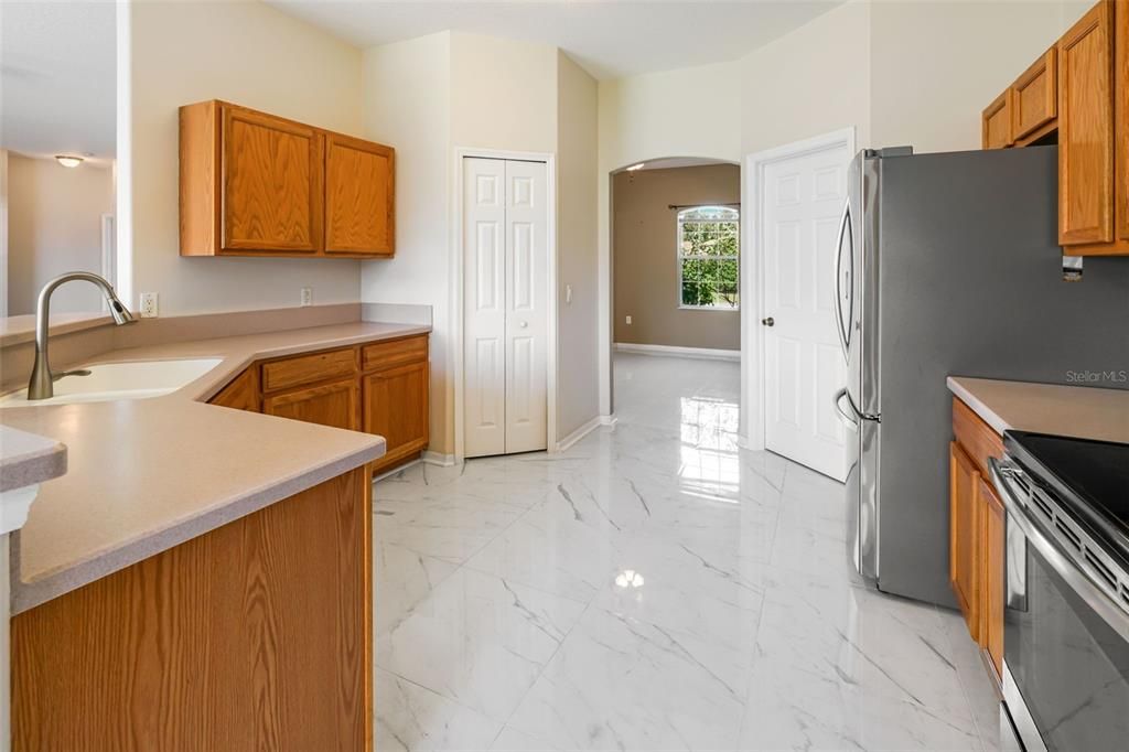 合同活跃: $369,900 (4 贝兹, 2 浴室, 2255 平方英尺)