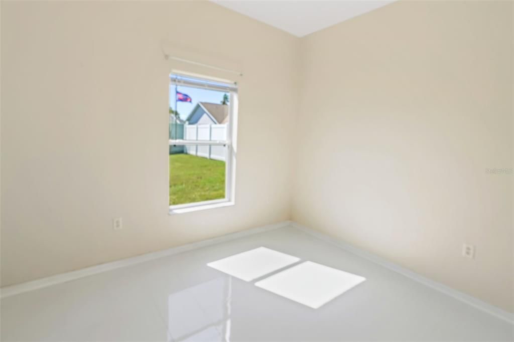 合同活跃: $369,900 (4 贝兹, 2 浴室, 2255 平方英尺)