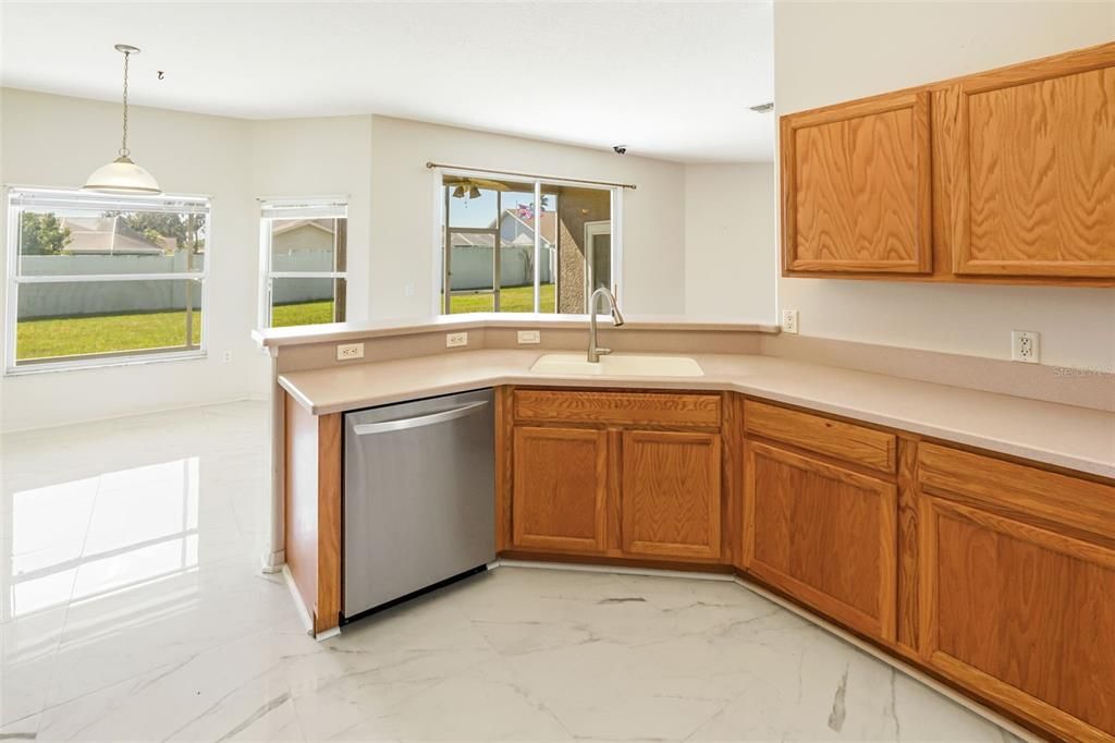 合同活跃: $369,900 (4 贝兹, 2 浴室, 2255 平方英尺)