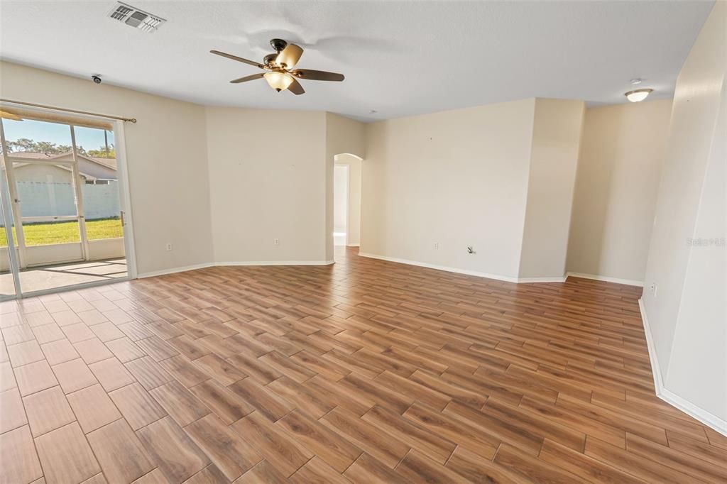 合同活跃: $369,900 (4 贝兹, 2 浴室, 2255 平方英尺)