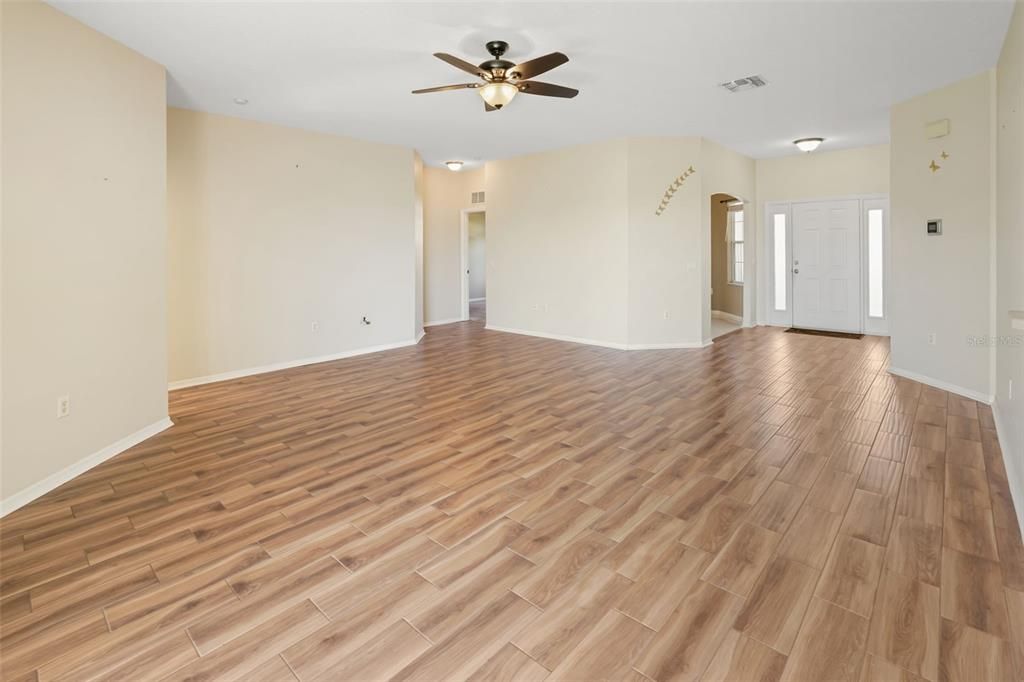 合同活跃: $369,900 (4 贝兹, 2 浴室, 2255 平方英尺)