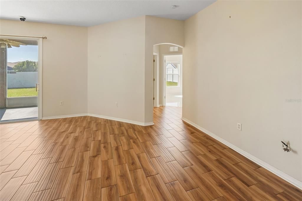 合同活跃: $369,900 (4 贝兹, 2 浴室, 2255 平方英尺)