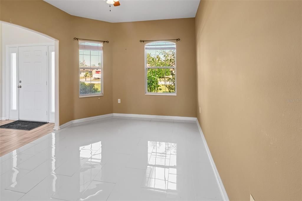 合同活跃: $369,900 (4 贝兹, 2 浴室, 2255 平方英尺)