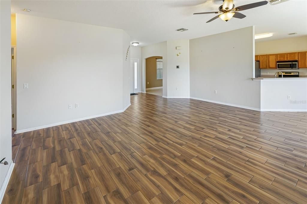 合同活跃: $369,900 (4 贝兹, 2 浴室, 2255 平方英尺)