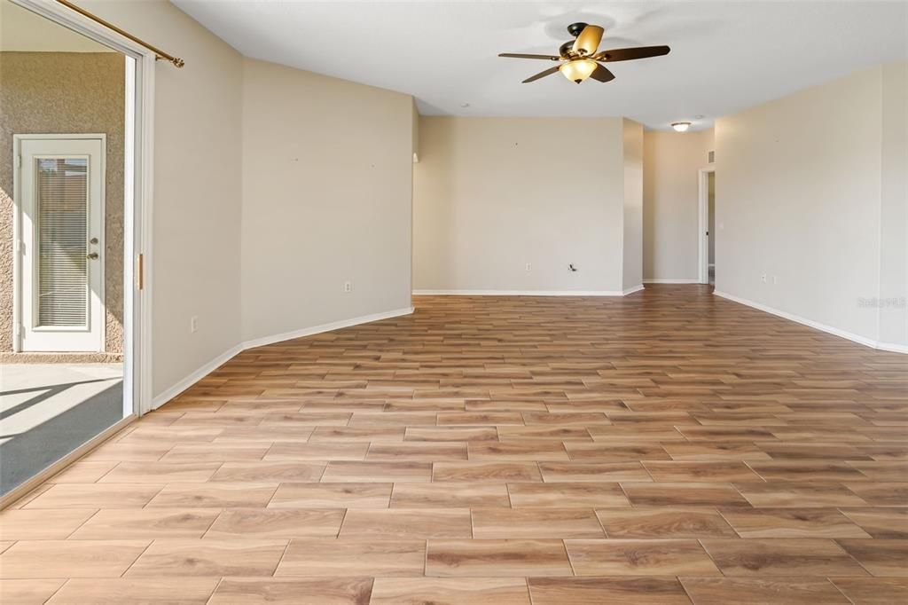 合同活跃: $369,900 (4 贝兹, 2 浴室, 2255 平方英尺)