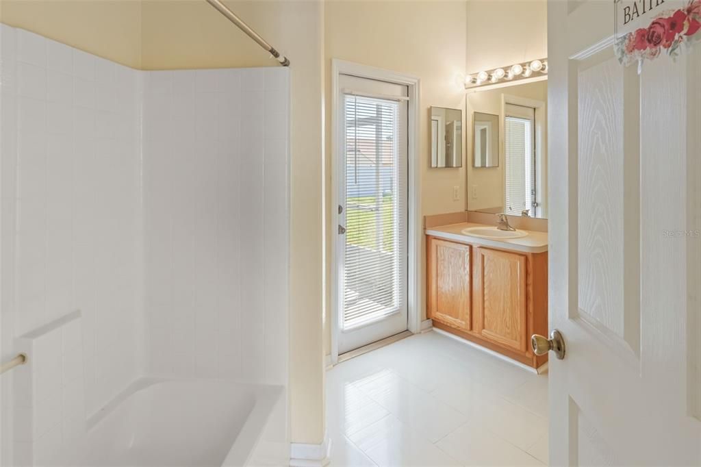 合同活跃: $369,900 (4 贝兹, 2 浴室, 2255 平方英尺)