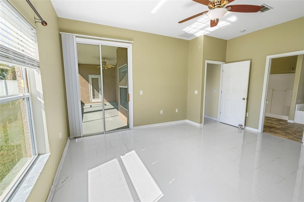 合同活跃: $369,900 (4 贝兹, 2 浴室, 2255 平方英尺)