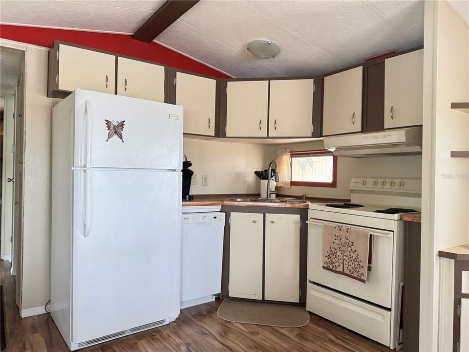 For Sale: $115,000 (2 beds, 1 baths, 680 Square Feet)