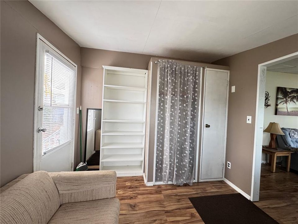 For Sale: $115,000 (2 beds, 1 baths, 680 Square Feet)