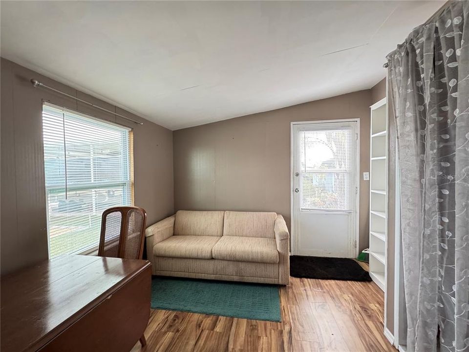 For Sale: $115,000 (2 beds, 1 baths, 680 Square Feet)