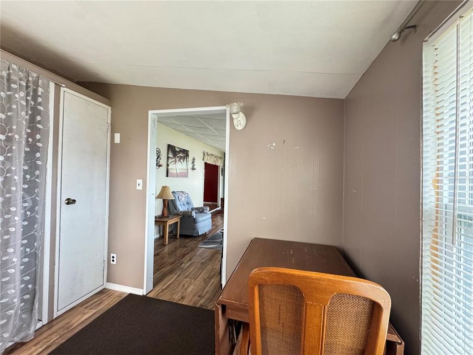 For Sale: $115,000 (2 beds, 1 baths, 680 Square Feet)