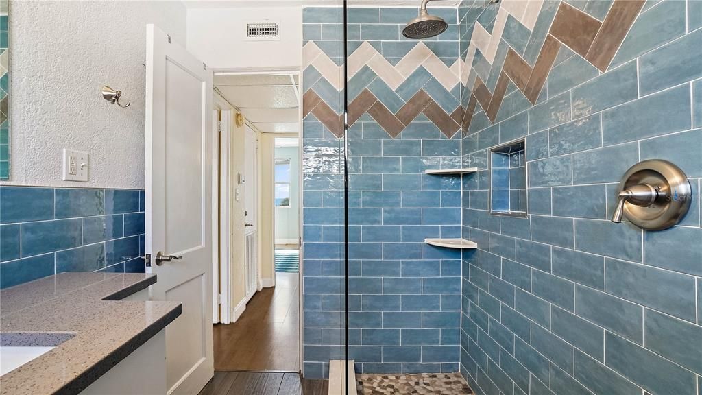 For Sale: $549,000 (2 beds, 1 baths, 770 Square Feet)