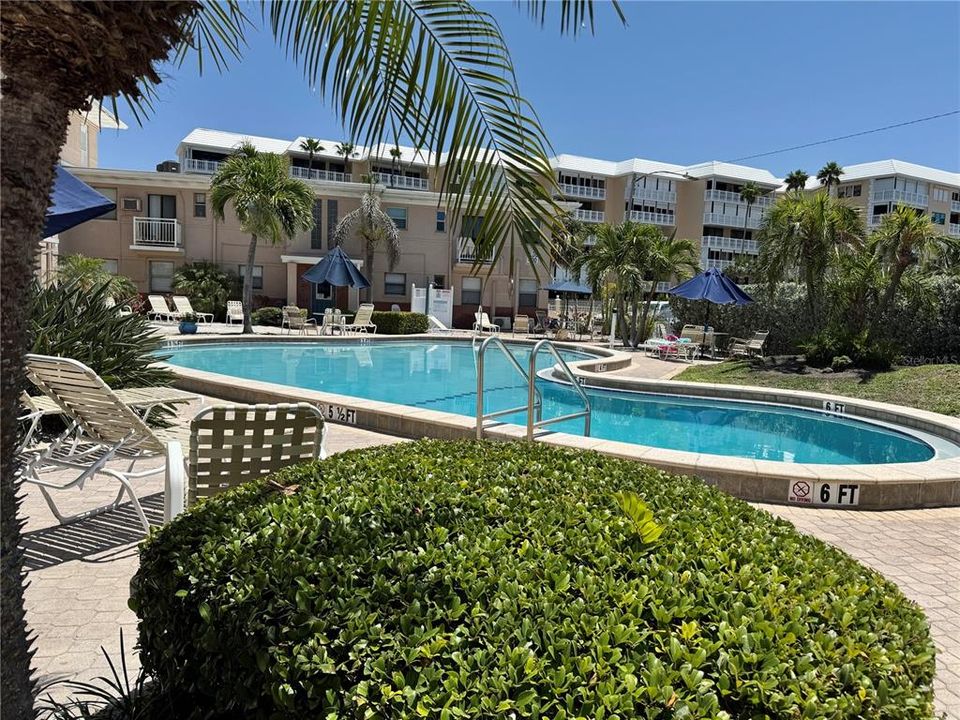 For Sale: $549,000 (2 beds, 1 baths, 770 Square Feet)