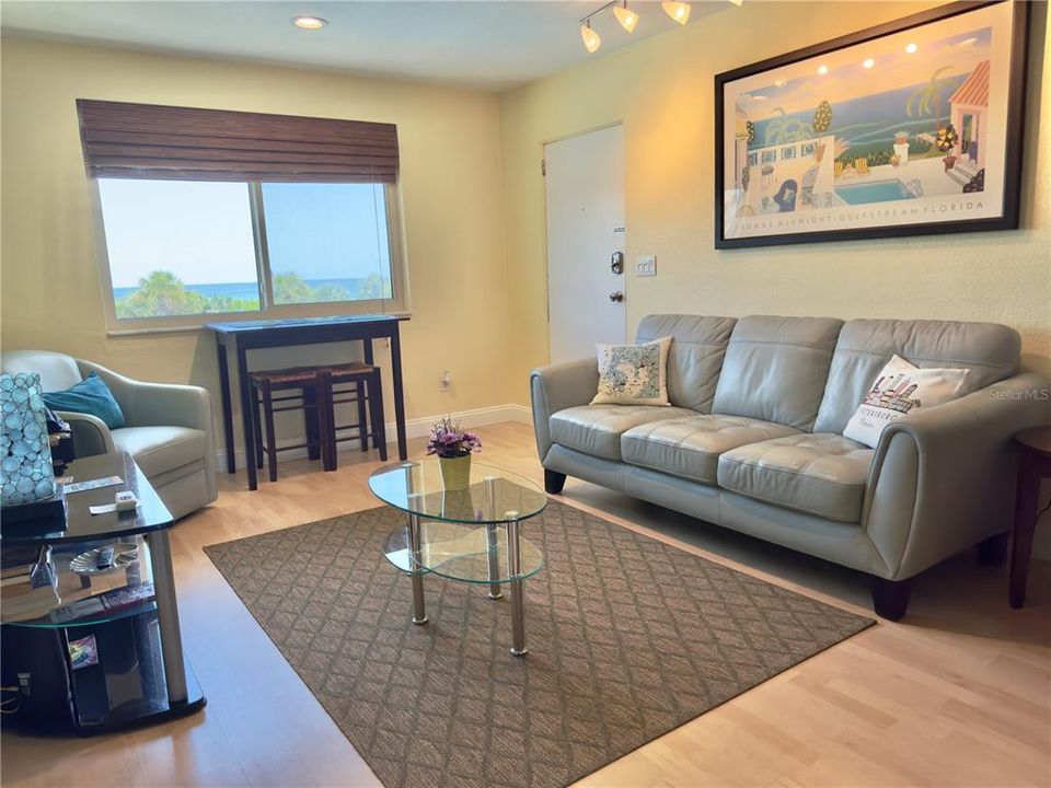 For Sale: $549,000 (2 beds, 1 baths, 770 Square Feet)