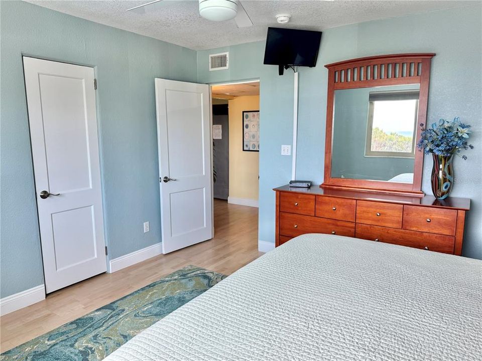 For Sale: $549,000 (2 beds, 1 baths, 770 Square Feet)