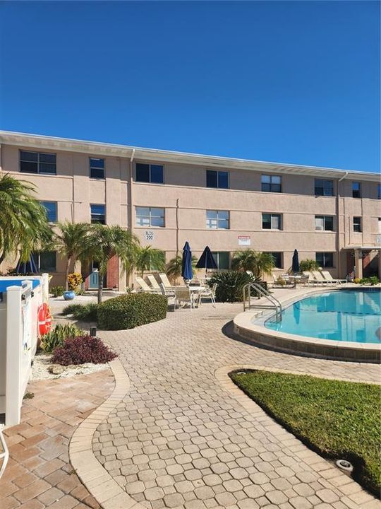 For Sale: $549,000 (2 beds, 1 baths, 770 Square Feet)