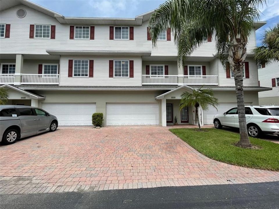 Active With Contract: $2,900 (4 beds, 3 baths, 2604 Square Feet)