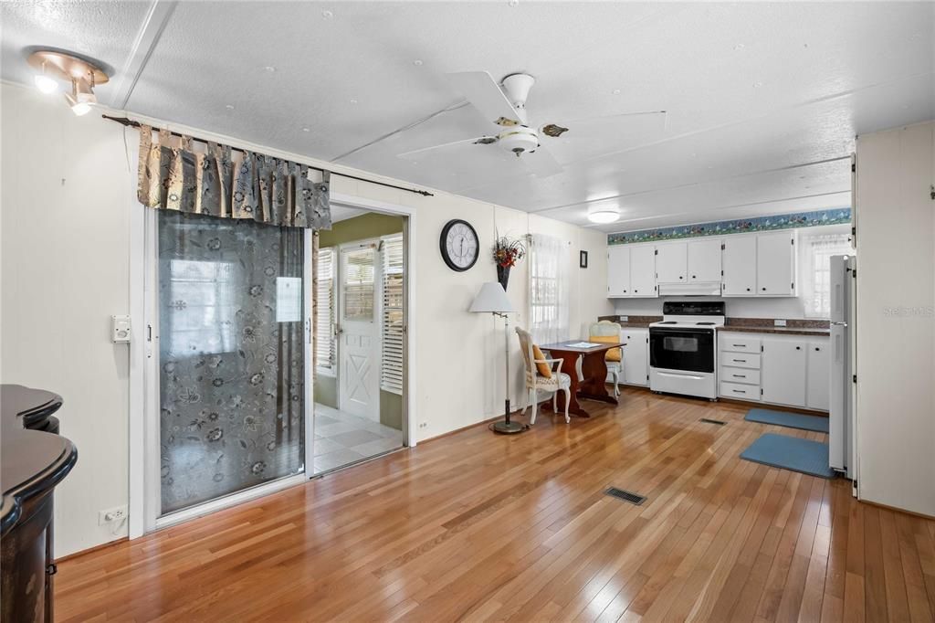 For Sale: $110,000 (2 beds, 1 baths, 768 Square Feet)