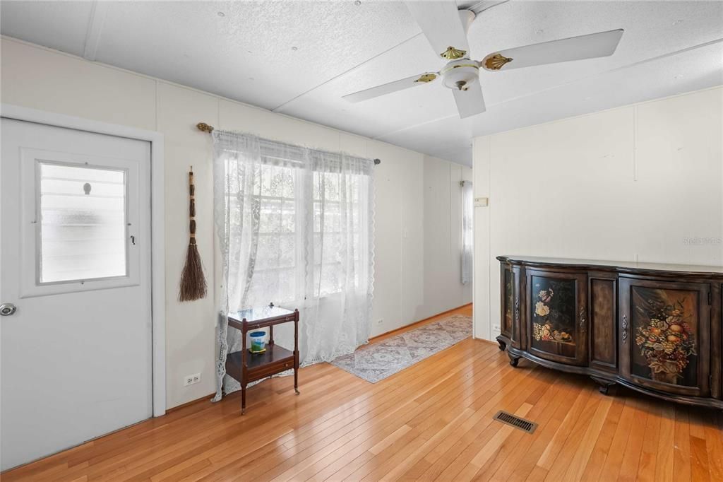 For Sale: $110,000 (2 beds, 1 baths, 768 Square Feet)