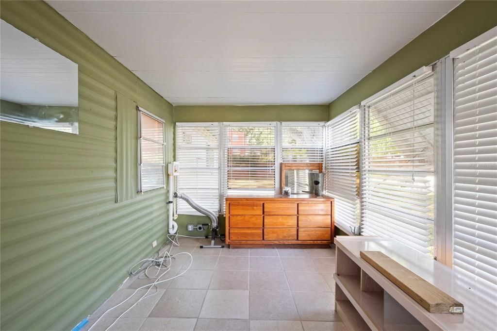 For Sale: $110,000 (2 beds, 1 baths, 768 Square Feet)