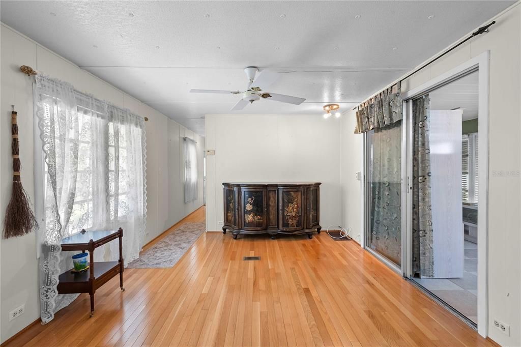 For Sale: $110,000 (2 beds, 1 baths, 768 Square Feet)