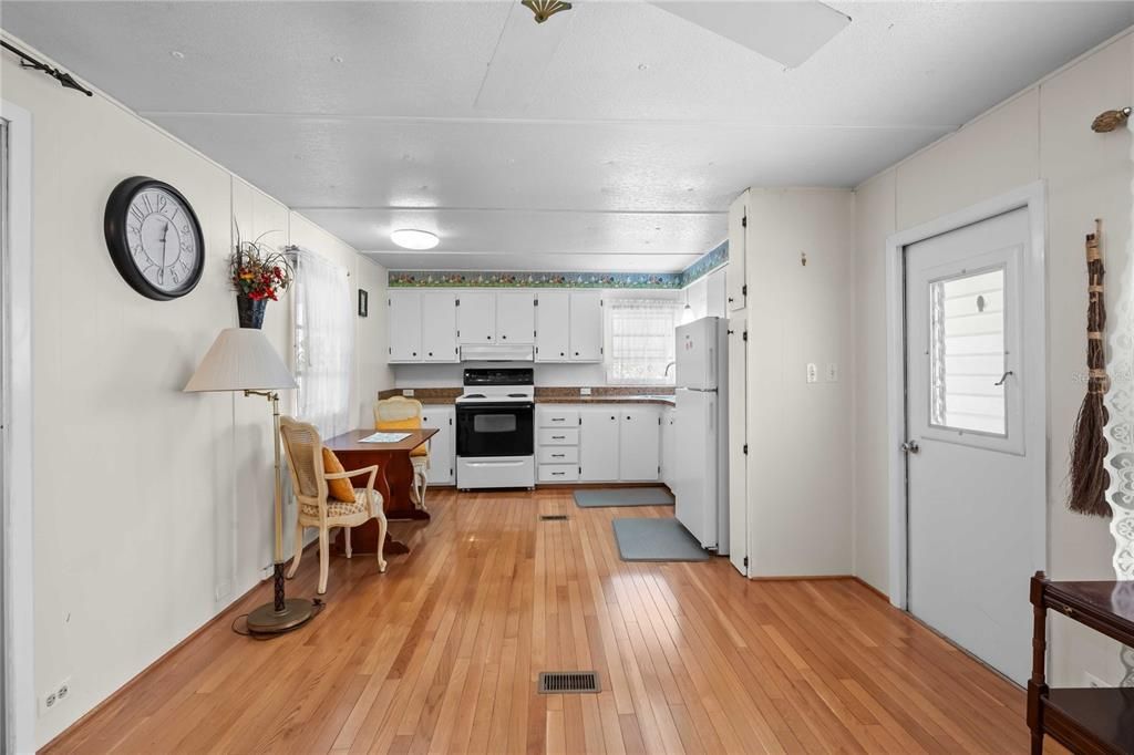 For Sale: $110,000 (2 beds, 1 baths, 768 Square Feet)