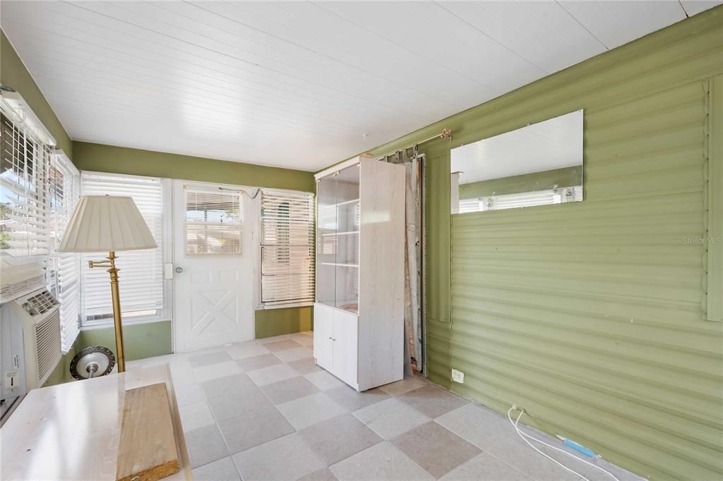 For Sale: $110,000 (2 beds, 1 baths, 768 Square Feet)