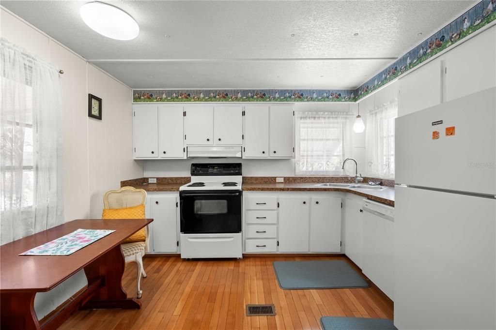 For Sale: $110,000 (2 beds, 1 baths, 768 Square Feet)