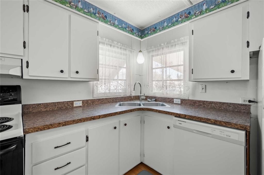 For Sale: $110,000 (2 beds, 1 baths, 768 Square Feet)