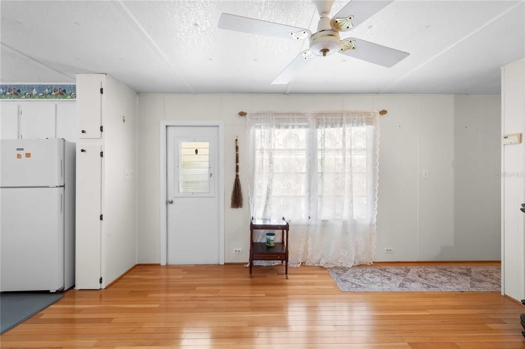 For Sale: $110,000 (2 beds, 1 baths, 768 Square Feet)