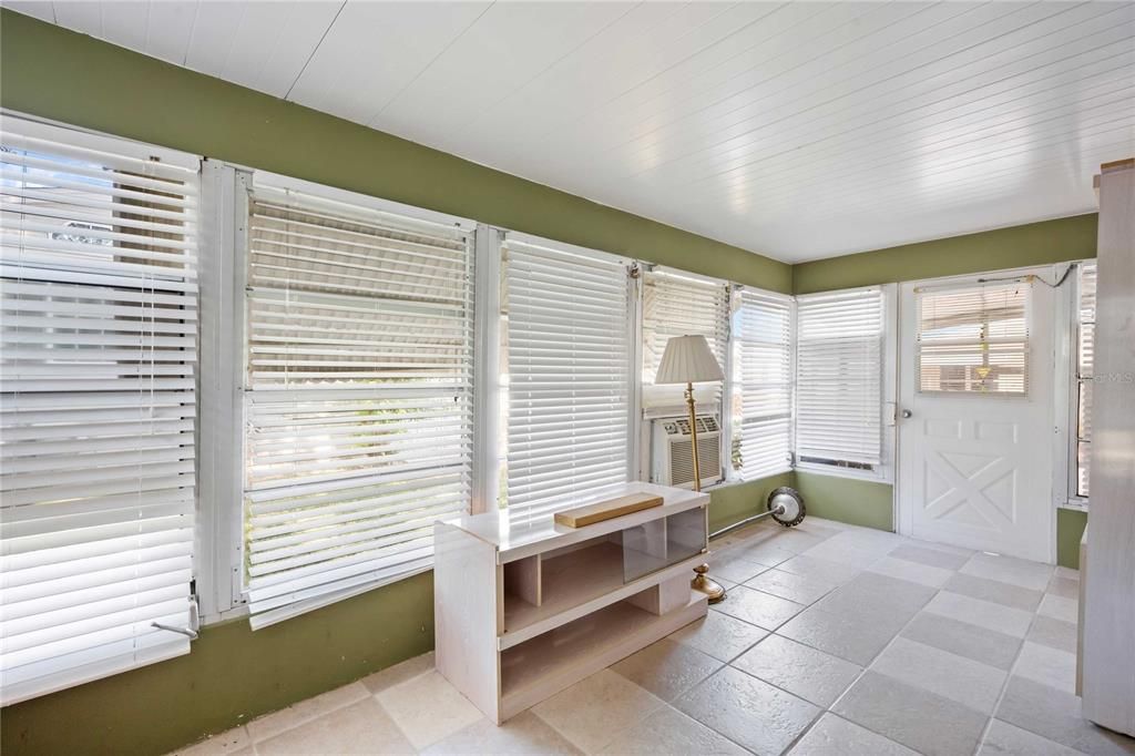 For Sale: $110,000 (2 beds, 1 baths, 768 Square Feet)