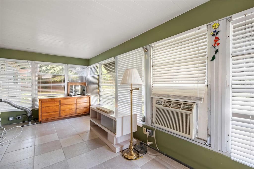 For Sale: $110,000 (2 beds, 1 baths, 768 Square Feet)