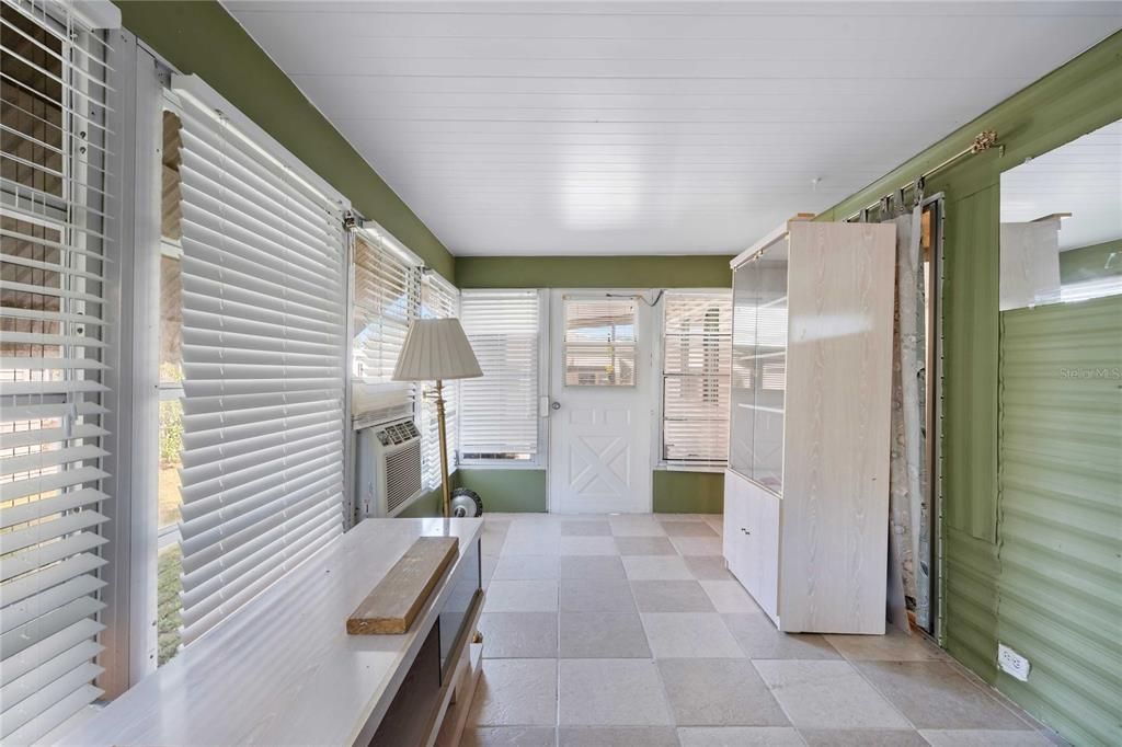 For Sale: $110,000 (2 beds, 1 baths, 768 Square Feet)