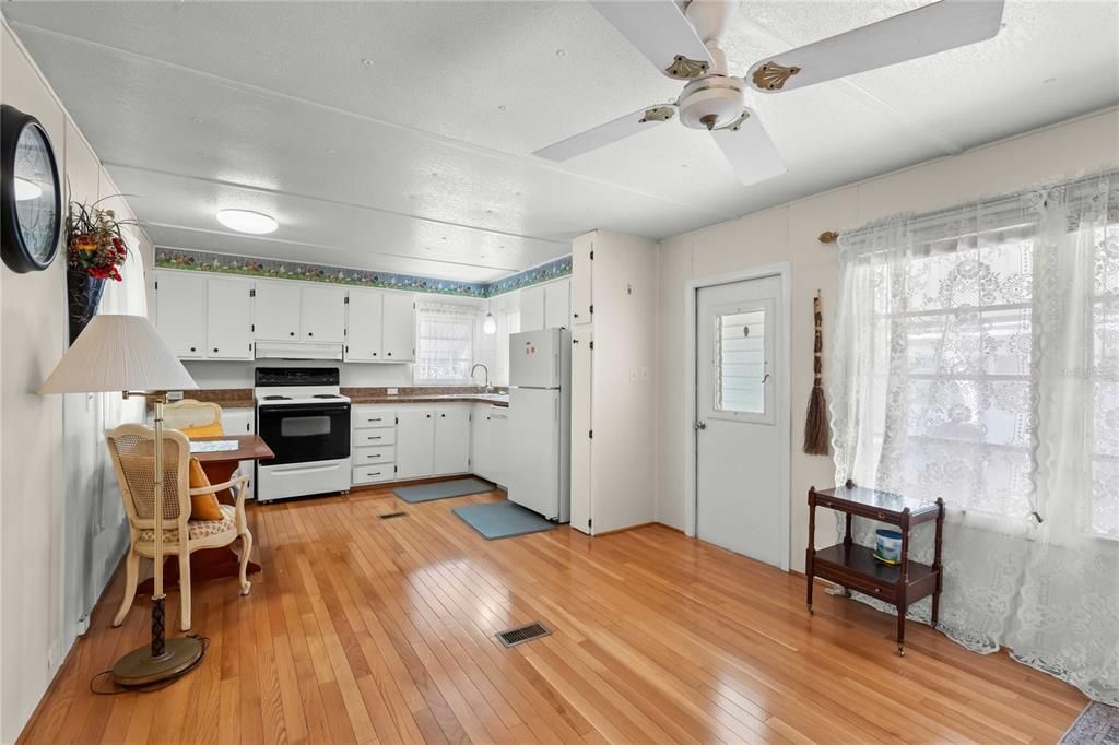 For Sale: $110,000 (2 beds, 1 baths, 768 Square Feet)