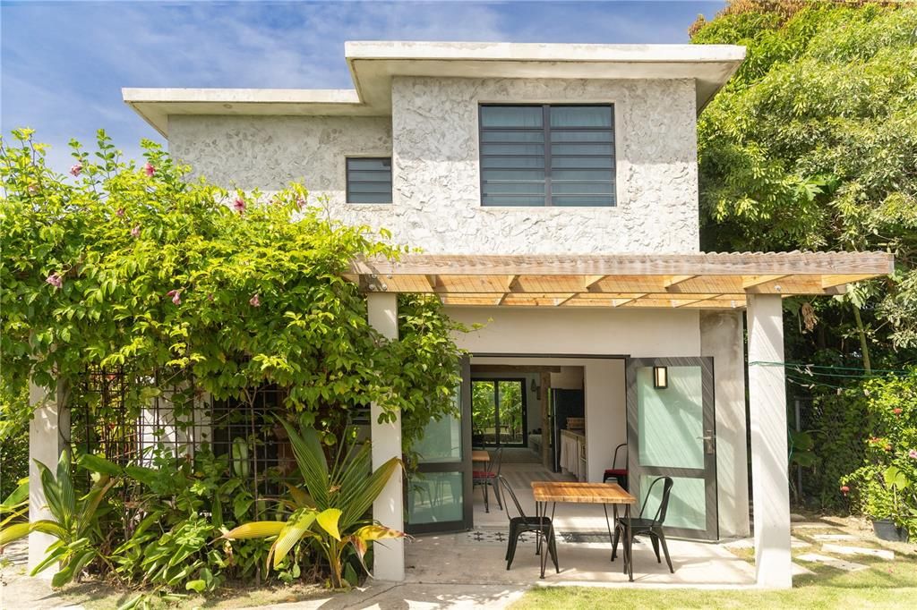 For Sale: $575,000 (3 beds, 3 baths, 1300 Square Feet)