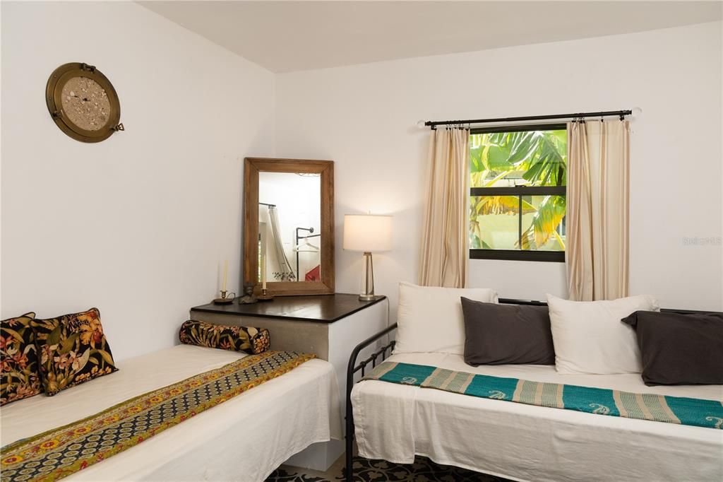 For Sale: $575,000 (3 beds, 3 baths, 1300 Square Feet)