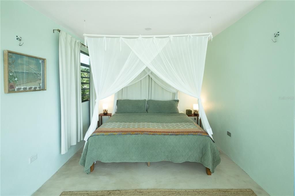 For Sale: $575,000 (3 beds, 3 baths, 1300 Square Feet)