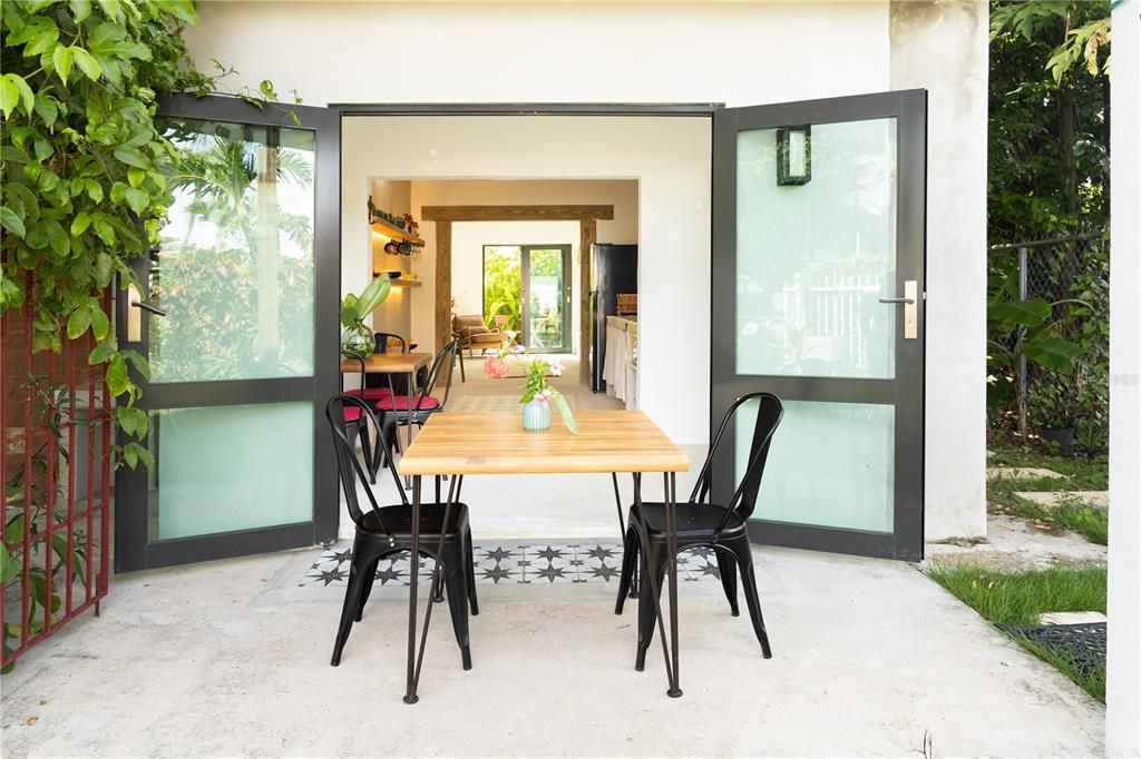 For Sale: $575,000 (3 beds, 3 baths, 1300 Square Feet)