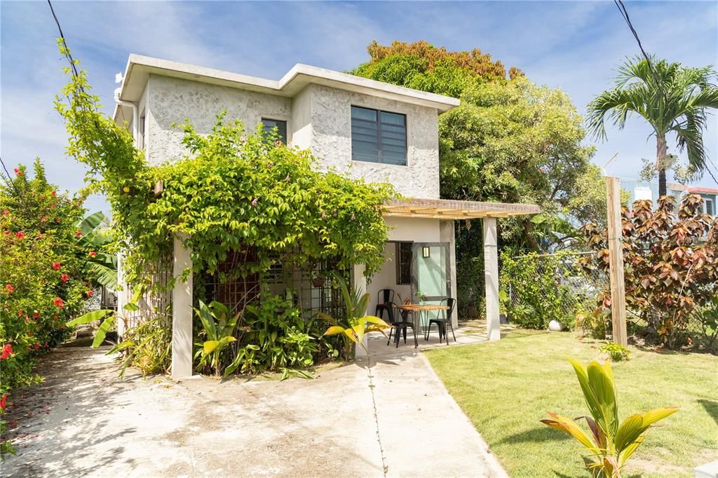 For Sale: $575,000 (3 beds, 3 baths, 1300 Square Feet)