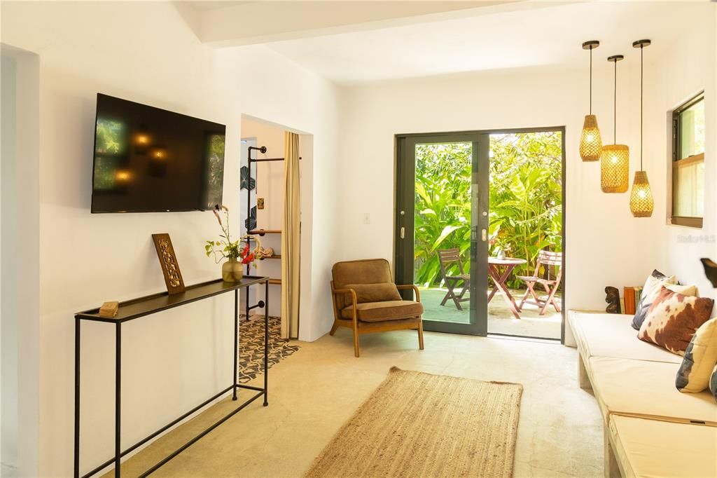 For Sale: $575,000 (3 beds, 3 baths, 1300 Square Feet)