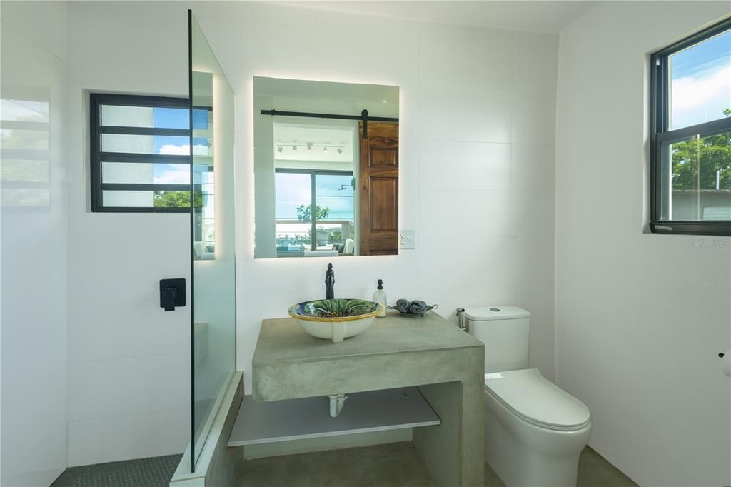 For Sale: $575,000 (3 beds, 3 baths, 1300 Square Feet)