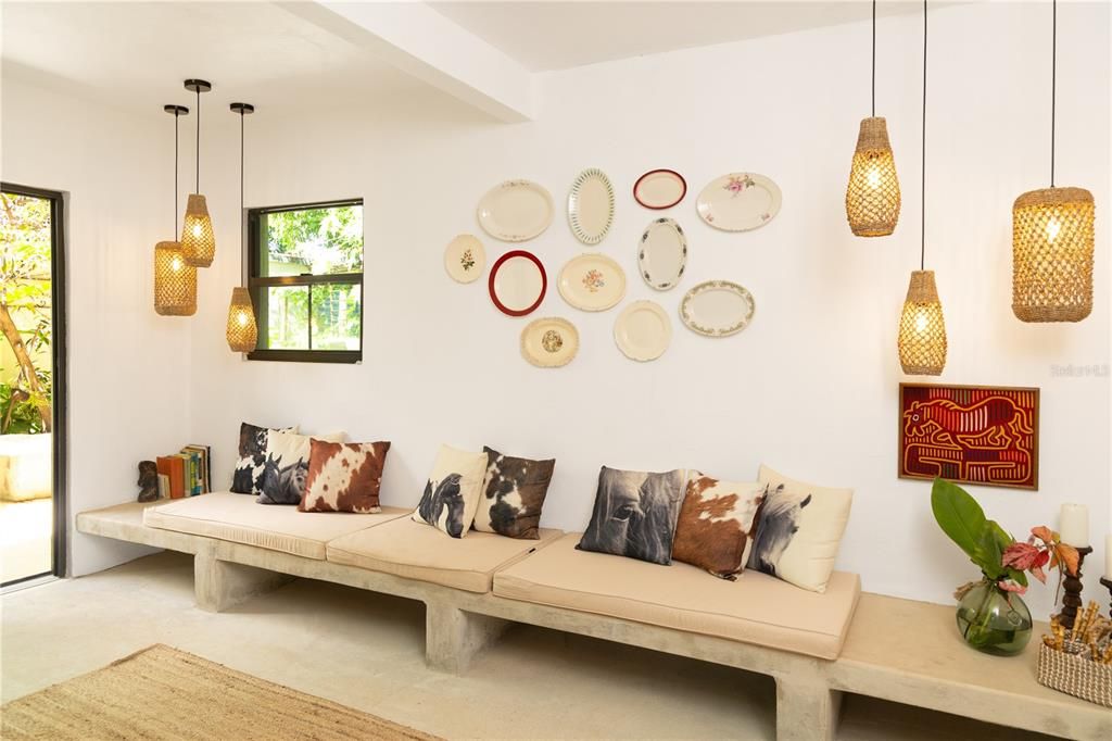 For Sale: $575,000 (3 beds, 3 baths, 1300 Square Feet)