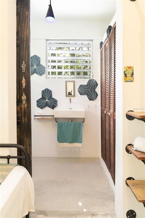 For Sale: $575,000 (3 beds, 3 baths, 1300 Square Feet)