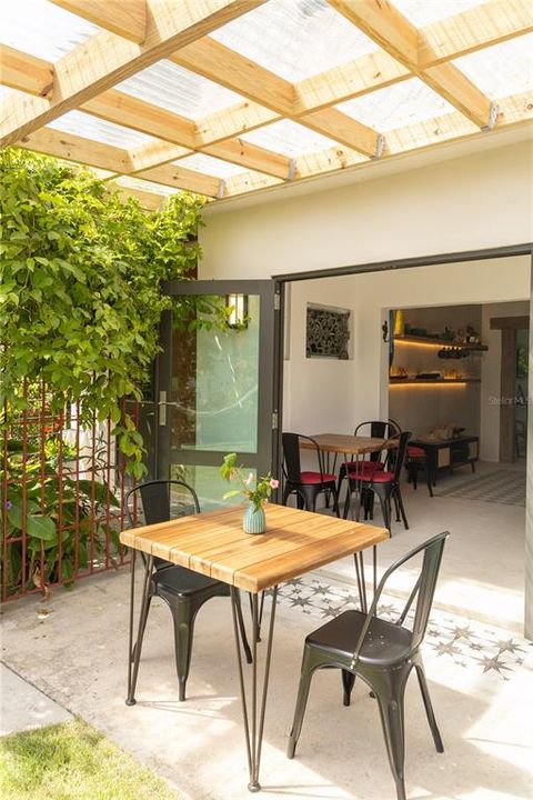 For Sale: $575,000 (3 beds, 3 baths, 1300 Square Feet)