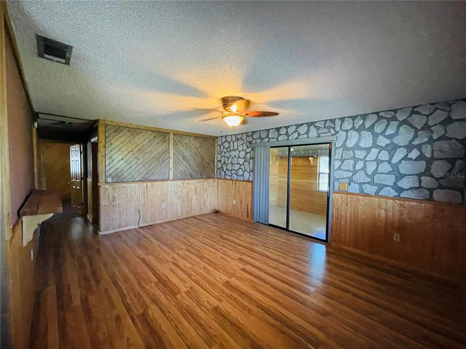 待售: $127,000 (2 贝兹, 1 浴室, 864 平方英尺)