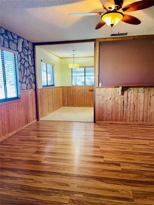 待售: $127,000 (2 贝兹, 1 浴室, 864 平方英尺)