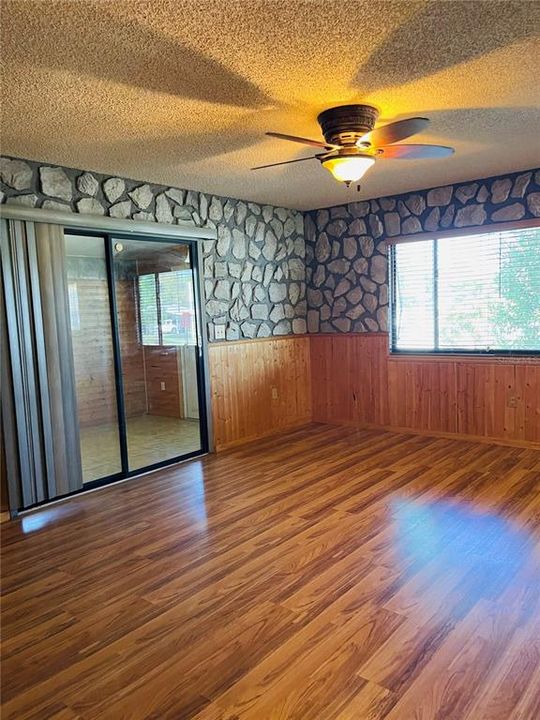 待售: $127,000 (2 贝兹, 1 浴室, 864 平方英尺)