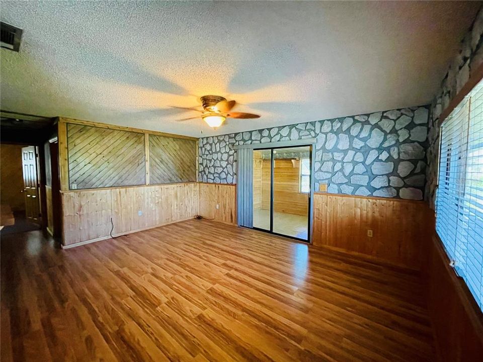 待售: $127,000 (2 贝兹, 1 浴室, 864 平方英尺)